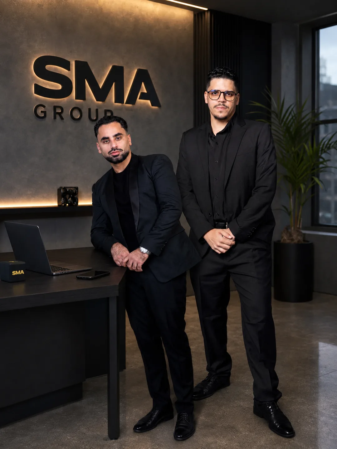 Eligio Reyes y Sebastián Cruz Inoa, SMA GROUP Eligio Reyes y Sebastián Cruz Inoa en las oficinas de SMA GROUP. English: Eligio Reyes and Sebastián Cruz Inoa at the SMA GROUP offices.